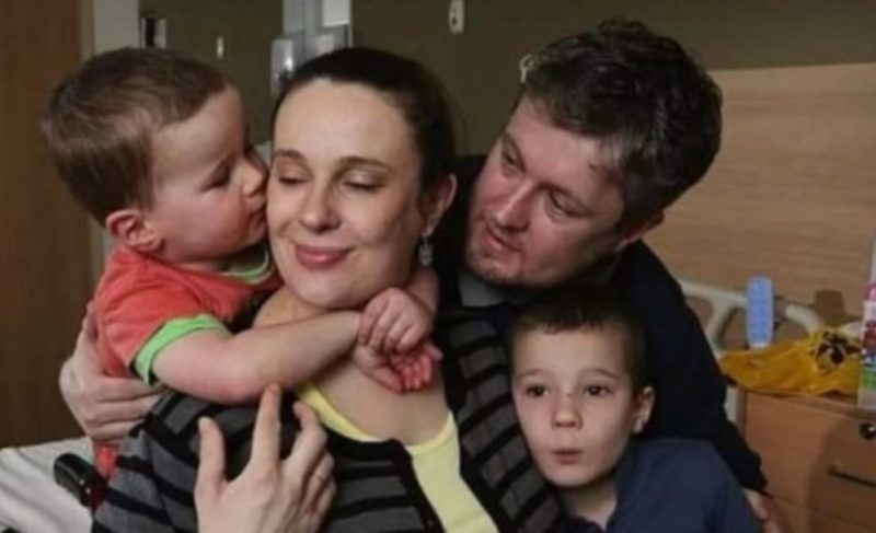 Do not leave in trouble! Here's how an officer helped a child while mom was looking for help after an accident