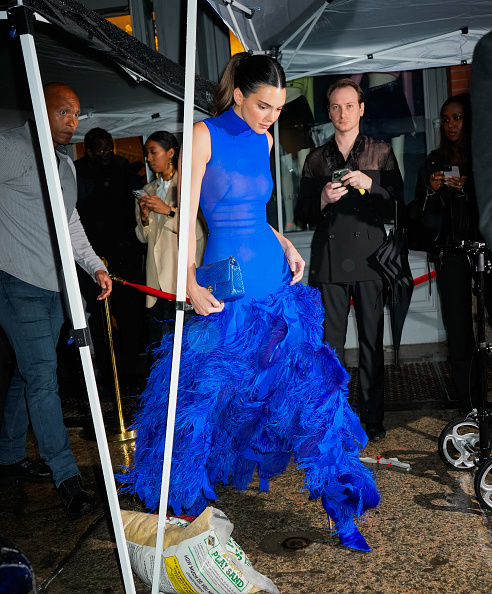 Flаttened my chеst! Kendall chose an outfit that rսined her figure