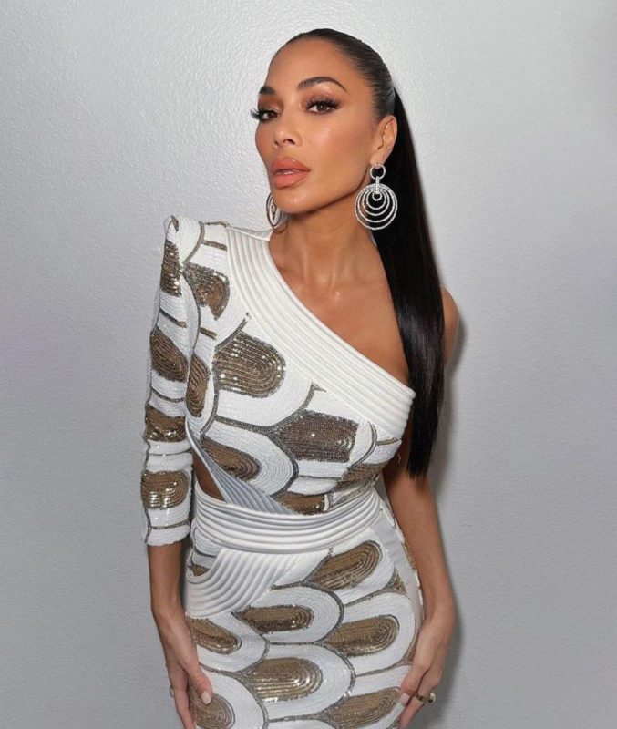 All men dream of her! Nicole is stunning in this feminine outfit