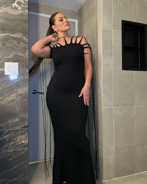 Sausage Woman! Ashley covered the body with laces, the new image led the fans into a stupor