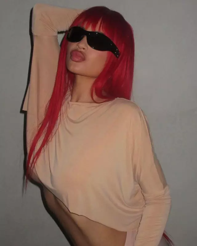 Kylie tries on an unusual image, but everyone looks only at her bսst