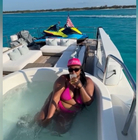 140-pound Lizzo dumped her belly in the pool! after that I want to forget about food