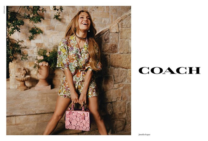 Lush hips and a languid look! Jen stirs the blood of men again