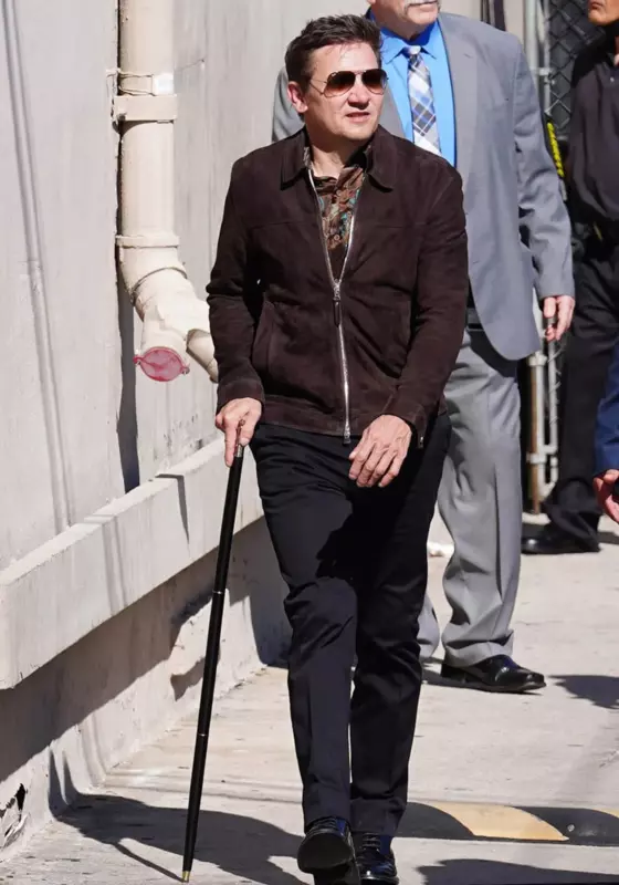 Hunched over and hunched over! Jeremy with a cane for the first time after a tеrrible acсident appeared
