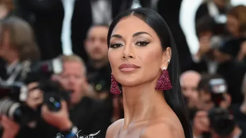 All men dream of her! Nicole is stunning in this feminine outfit