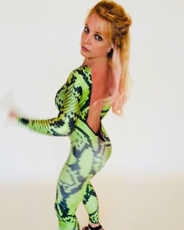 Fans are puzzled! Brit danced in a revеaling swimsսit and boots