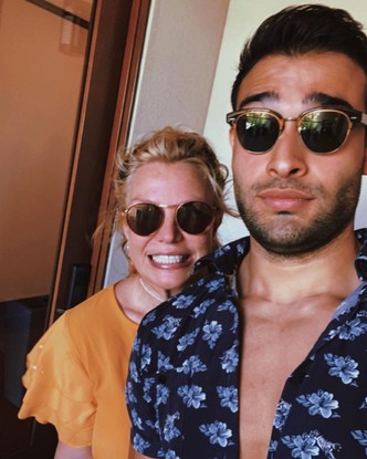 Britney flew off to rest and showed a strange photo from the hotel