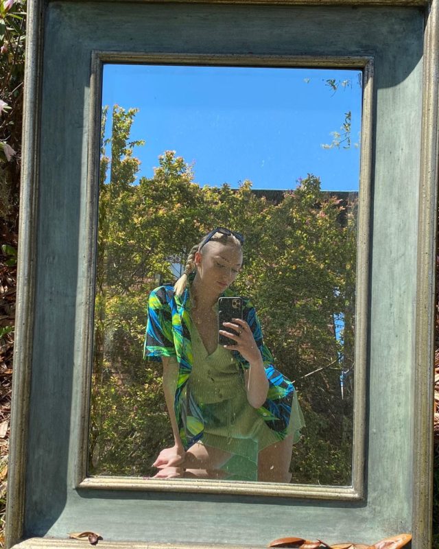 Mamma mia! Sansa from Game of Thrones pulled up her dress in public