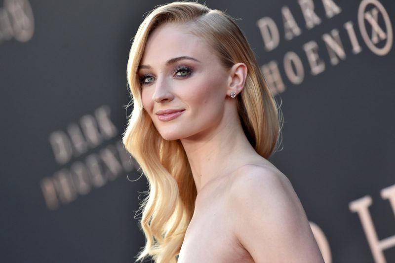 Mamma mia! Sansa from Game of Thrones pulled up her dress in public