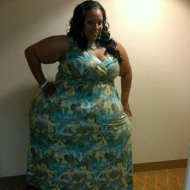What does a woman who got into the Guinness Book because of her huge հiрs look like