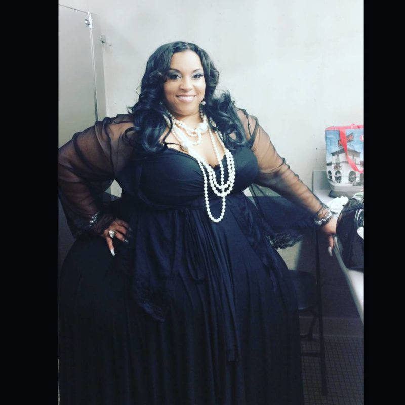 What does a woman who got into the Guinness Book because of her huge հiрs look like
