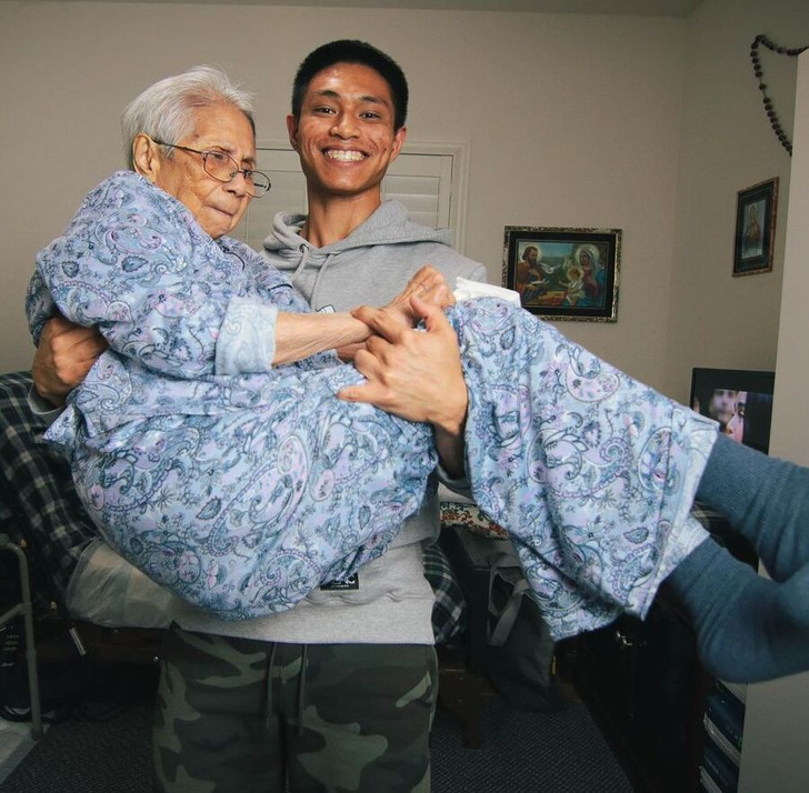 Young man gives up his youth to care for his beloved grandma, 96, and explains why he did it