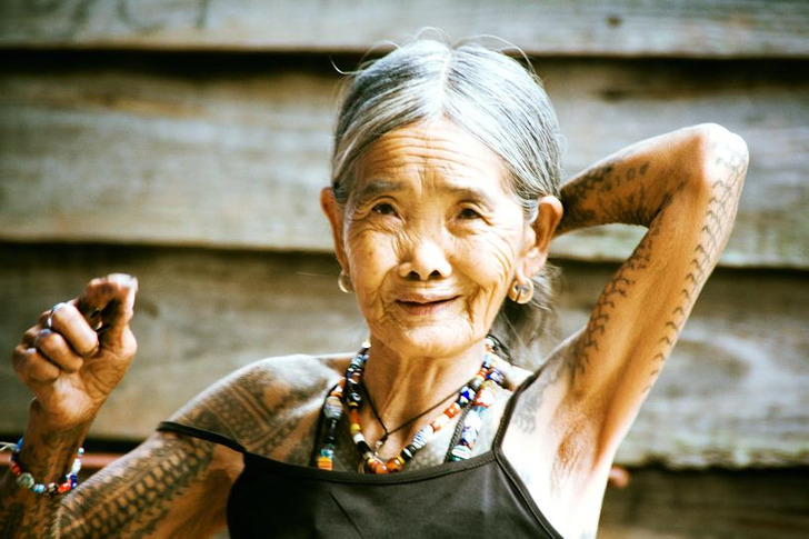 She is 106 and her whole body is in tattoos! This model surprises us with its vitality