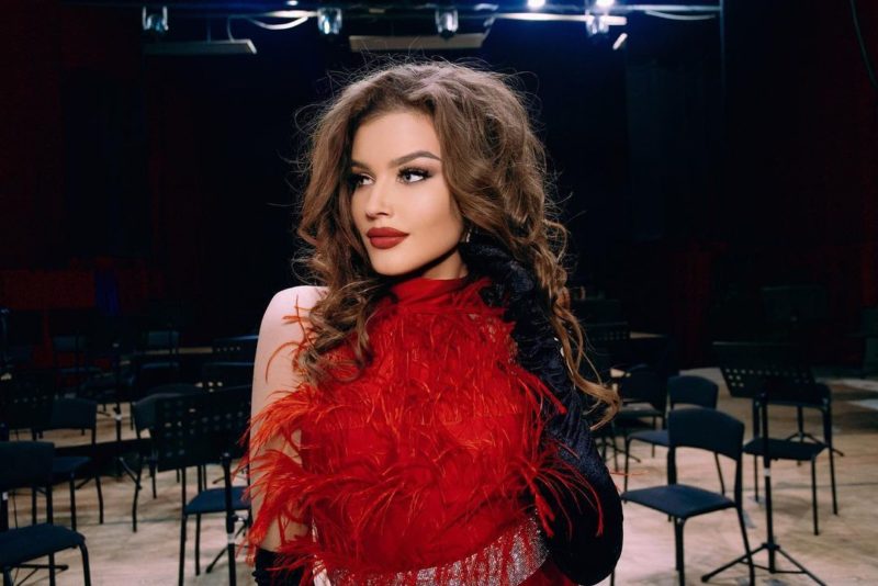 From a gray mouse to a beauty queen! Photo of a beauty blogger who became simply unrecognizable