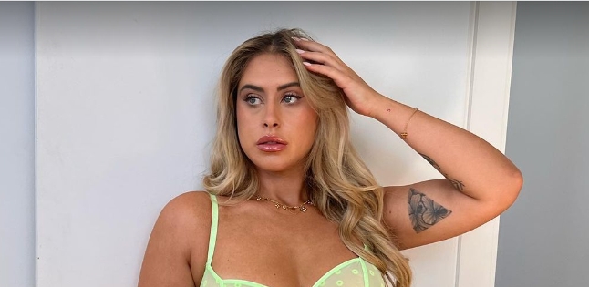 Photo of a plumper who is not shy about showing off her impressive cellulite