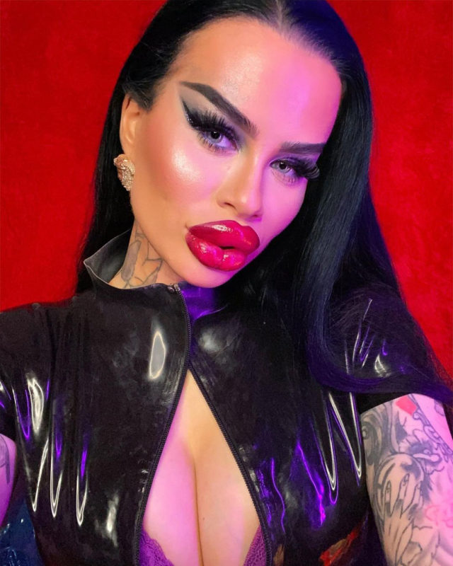 What does a girl look like who enlarged her lips 60 times! after these photos you are unlikely to go to the beautician
