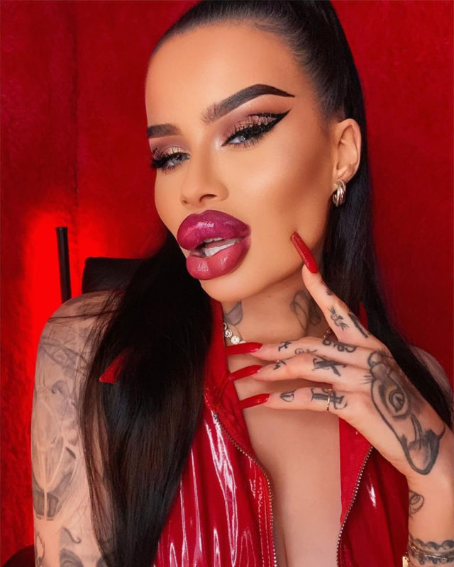 What does a girl look like who enlarged her lips 60 times! after these photos you are unlikely to go to the beautician