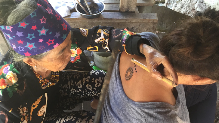 She is 106 and her whole body is in tattoos! This model surprises us with its vitality