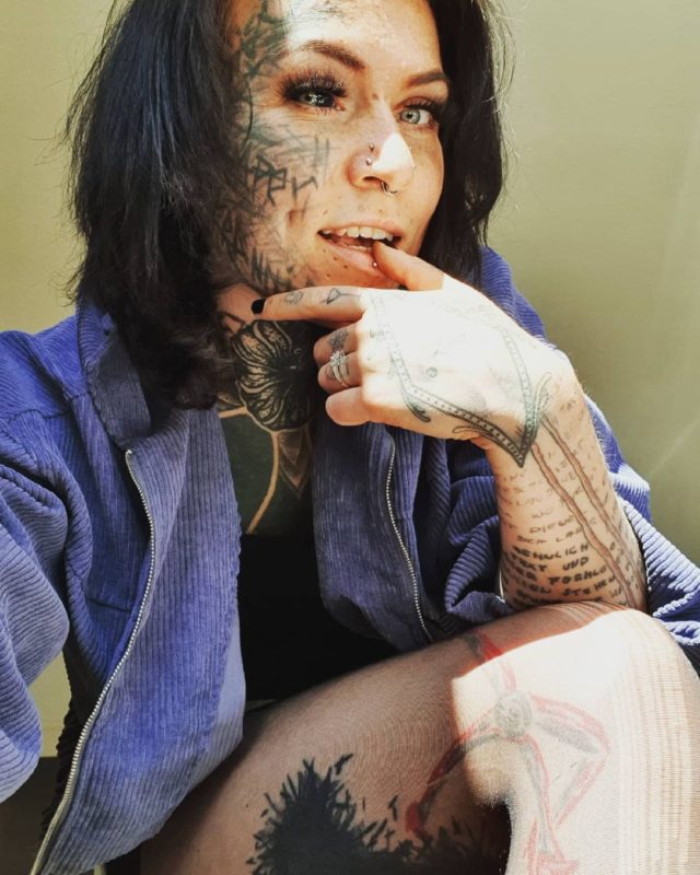 Do not let pass: a girl with tattoos on her face and the whites of her eyes suffers from attacks on the street