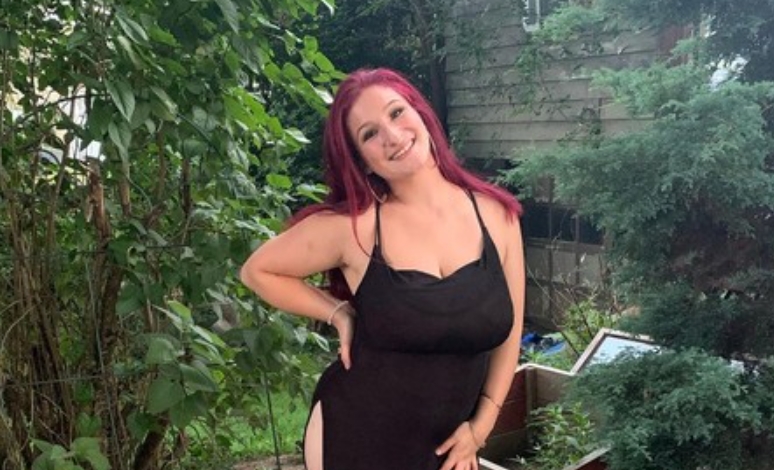 A young mother was hated because of her magnificent bгеаsts! photo