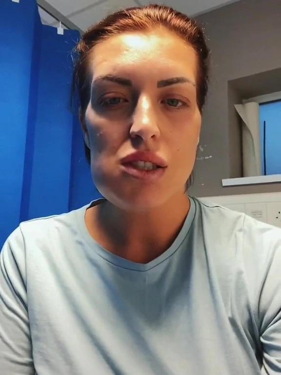 If I could turn the time back! Photo of a woman after an unsuccessful installation of veneers
