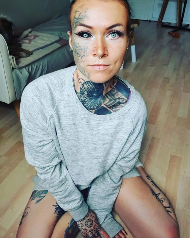 Do not let pass: a girl with tattoos on her face and the whites of her eyes suffers from attacks on the street