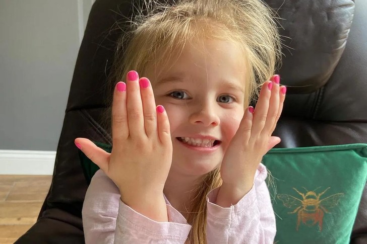 Terrible attitude towards a child! unfortunate mother forced her 2-year-old daughter to get a professional manicure