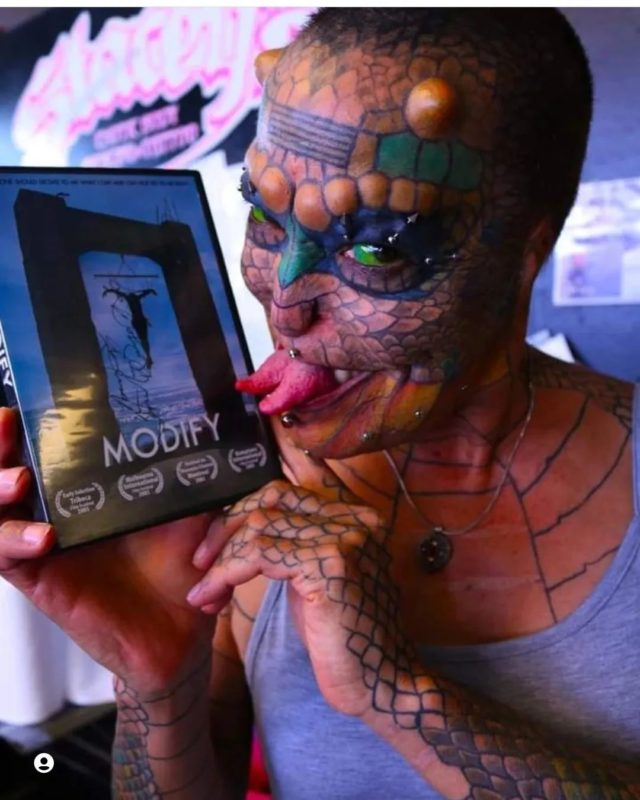 From a banker turned into a lizard woman! Photo of an unusual freak
