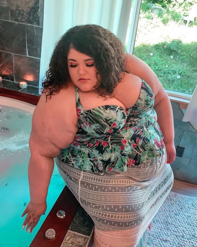 Redeems two seats and barely goes to the restroom: how a 200-kilogram girl has to fly
