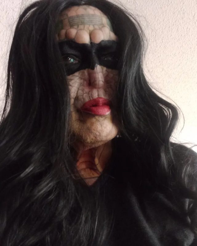 From a banker turned into a lizard woman! Photo of an unusual freak
