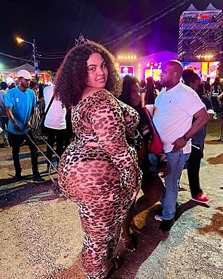 135pound plumper delights us with her photos in a swimsսit