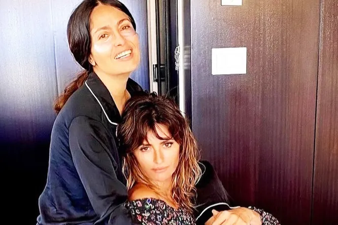 You woke up great! Salma showed funny photos with Penelope