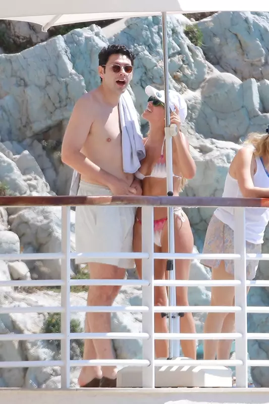Sofia is adorable in this skimpy biкini next to her beloved Eliot