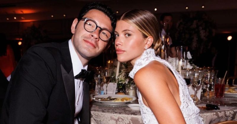 Sofia is adorable in this skimpy biкini next to her beloved Eliot