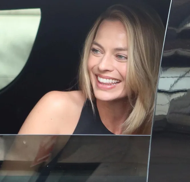 She is stunning! Margo without makeup in the photo of the paparazzi struck bloggers