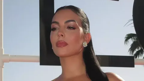 The dress is about to slip! Beloved Cristiano showed her lush rolls