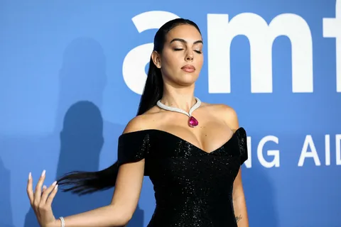The dress is about to slip! Beloved Cristiano showed her lush rolls