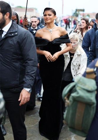 Zendaya wore a royal dress with a plunging neckline, but was embarrassed! her failure was photographed by everyone