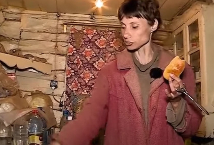 How does the Mowgli woman live, who has not left the house for 26 years