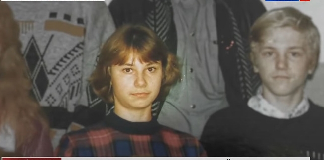How does the Mowgli woman live, who has not left the house for 26 years