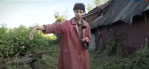 How does the Mowgli woman live, who has not left the house for 26 years