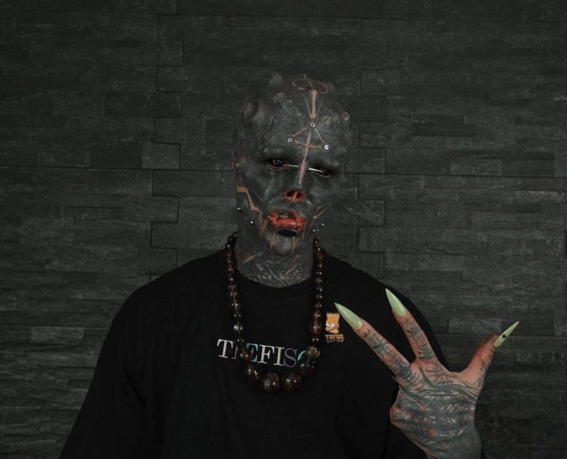 A manalien who covered himself from head to toe with a tattoo cannot get a job