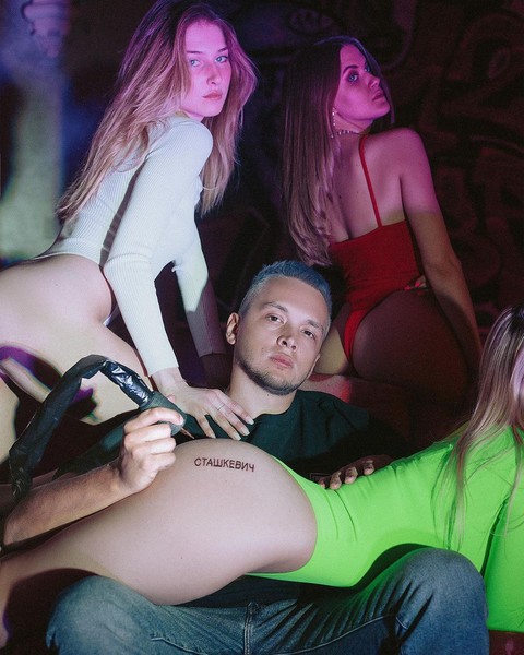 Devilish PR! Blogger pays for tattoos with his name on the skin of subscribers