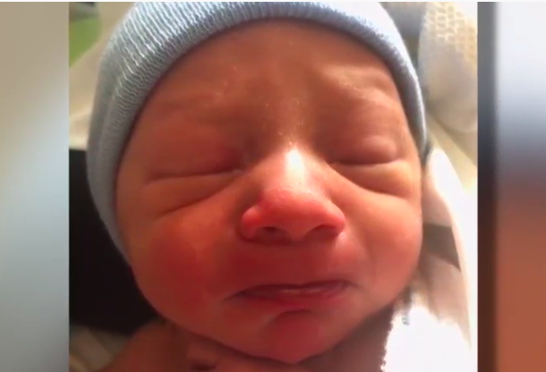 The ambulance didn't make it! A man gave birth to his beloved, saving her life