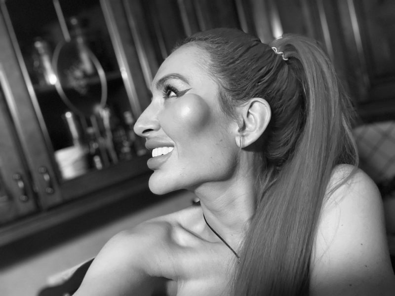 She can't stop! The model injects fillers in the cheeks and they will soon burst