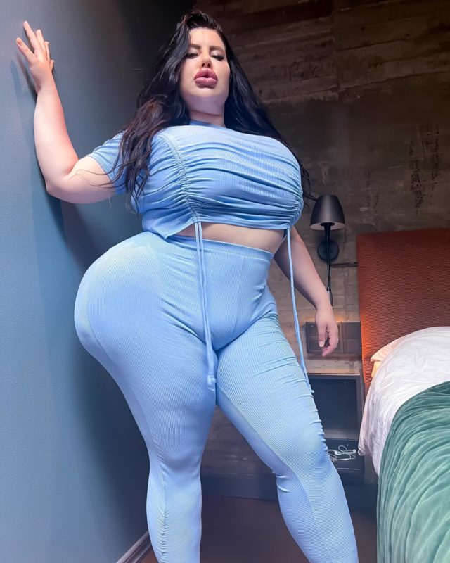 Like a centaur! Photo of the woman with the biggest buttocks