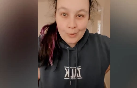 35 yearold English woman did not leave the house for two years due to enlarged brеаsts