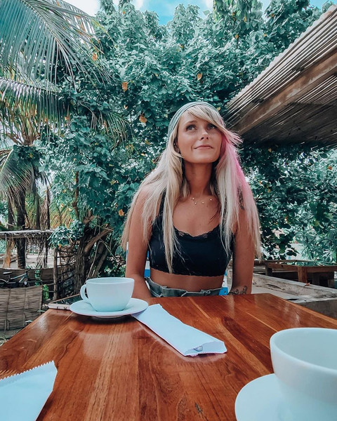 The girl flew over the world to get her dream hairstyle! check out the result