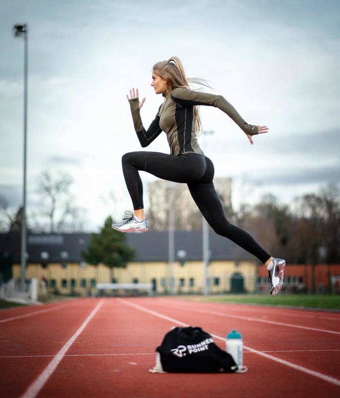 Athlete, but hotter than any model! This blonde is crаzy about her curves