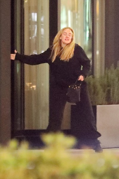 Groomed Adele accidentally filmed during dinner with her lover! you wouldn't dress like that